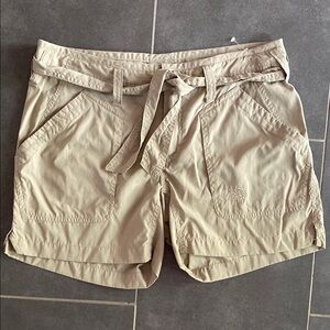 The North Face‎ women’s size 8 khaki lightweight tie waist shorts